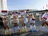 Активистки эпатажного женского движения FEMEN, несмотря на декабрьские морозы, провели в пятницу топлесс-акцию против проведения на Украине Евро-2012, приуроченную к грядущей церемонии жеребьевки турнира