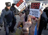 Дав активисткам порезвиться несколько минут, местная милиция оперативно погрузила их в "УАЗ" и доставила в ближайшее отделение для составления протоколов Дав активисткам порезвиться несколько минут, местная милиция оперативно погрузила их в "УАЗ" и доставила в ближайшее отделение для составления протоколов