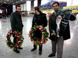 Прибывших в Тегеран дипломатических сотрудников встречала в аэропорту толпа из студентов, которые приветствовали своих граждан цветочными венками как героев
