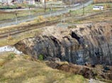 В Березниках снова провал грунта: яма 22 на 15 метров В Березниках снова провал грунта: яма 22 на 15 метров