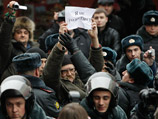 Кого и как задерживали в день выборов: анархисты прошли по Москве с нецензурным плакатом (ВИДЕО)