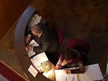 В Москве коммунист и глава избирательного участка подрались из-за "вброса", а в Челябинске на участке устроили массовую потасовку В Москве коммунист и глава избирательного участка подрались из-за "вброса", а в Челябинске на участке устроили массовую потасовку