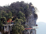 В китайских горах "Аватара" открыли стеклянную тропу над пропастью - путешествие не для слабонервных (ВИДЕО)