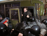 В свою очередь, оппозиционерам Санкт-Петербурга пришлось гораздо сложнее. Их акция не была санкционирована, в итоге она ознаменовалась массовыми задержаниями В свою очередь, оппозиционерам Санкт-Петербурга пришлось гораздо сложнее. Их акция не была санкционирована, в итоге она ознаменовалась массовыми задержаниями