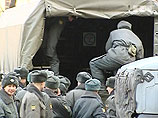 Колонны грузовиков с военными стянуты к центру Москвы. МВД оправдывается Колонны грузовиков с военными стянуты к центру Москвы. МВД оправдывается