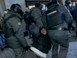 На Триумфальной площади собрались пять тысяч человек - "нашисты" вперемежку с оппозиционерами. Последних били и задерживали На Триумфальной площади собрались пять тысяч человек - "нашисты" вперемежку с оппозиционерами. Последних били и задерживали