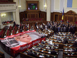 Во вторник депутаты фракции БЮТ-Батькивщина целый день блокировали трибуну парламента