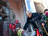 Неоднозначный плакат заказали и разместили журналисты местного еженедельника "Суббота плюс" вместе с призывом "Избавим город от позора", протестуя таким образом против установки памятника Сталину в Запорожье Неоднозначный плакат заказали и разместили журналисты местного еженедельника "Суббота плюс" вместе с призывом "Избавим город от позора", протестуя таким образом против установки памятника Сталину в Запорожье
