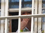 Судьи не стали дожидаться ее выздоровления и согласились с предложением Генеральной прокуратуры продолжить процесс в тюрьме, где в настоящее время и находится бывшая "оранжевая принцесса"