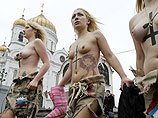 Украинские феминистки разделись у храма Христа Спасителя в поддержку российской  оппозиции (ФОТО)