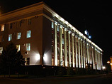 После завершения акции часть недовольных расходиться не пожелала, и окружили здание администрации Алтайского края на площади Советов