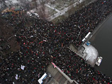 По разным оценкам, на Болотной площади выразить свое несогласие с выборами собрались от 30 тысяч (так считает МВД) до 85 тысяч человек (по прикидкам организаторов) По разным оценкам, на Болотной площади выразить свое несогласие с выборами собрались от 30 тысяч (так считает МВД) до 85 тысяч человек (по прикидкам организаторов)
