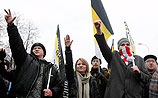 К началу митинга на площади собрались около 400 человек. К началу митинга на площади собрались около 400 человек.