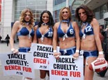 Футболистки Toronto Triumph провели акцию в поддержку прав животных, варварски умерщвляемых ради их меха или кожи, декабрь 2011 года