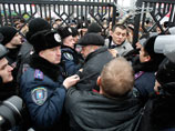 Сторонники Тимошенко пошли на штурм суда. Самой обвиняемой там не было
