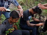 В Индонезии поймали группу панков и хотят перевоспитать: купают и бреют