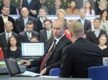 На этот раз он предстал перед публикой не только в качестве премьера, но и - впервые за все годы существования прямых линий - в роли кандидата в президенты На этот раз он предстал перед публикой не только в качестве премьера, но и - впервые за все годы существования прямых линий - в роли кандидата в президенты