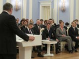Все руководители "Единой России" должны стать членами партии, заявил беспартийный Медведев