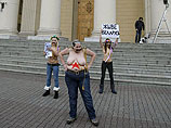 Активистки женского движения FEMEN поперли грудью на генштаб КГБ в Минске