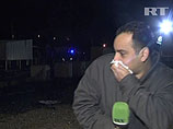 В ролике видно, как в момент подготовки к прямому включению рядом с корреспондентом RT разрываются газовые гранаты