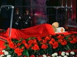 На записи видно, что открытый гроб с телом вождя установлен на постаменте под стеклянным куполом На записи видно, что открытый гроб с телом вождя установлен на постаменте под стеклянным куполом