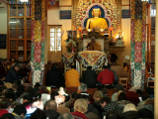 На учения Далай-ламы для россиян в Индию приехали тысячи буддистов