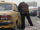 Московский таксист увез сумку иностранца с 500 тысячами рублей, когда пассажир вышел из машины за сигаретами