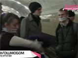 В московской подземке флешмоб: протестующая молодежь ездила с заклеенными ртами