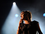 Новая звезда французской сцены, певица и автор Изабель Жеффруа, прославившаяся как Zaz после появления в интернете ролика с ее песней Je Veux, выпустит свой второй альбом Sans Tsu Tsou в России 23 января 2012 года