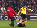 Вратарь "Алкмара" избил напавшего на него во время матча фаната (ВИДЕО)