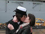 Первый публичный гей-поцелуй в вооруженных силах США произошел на военно-морской базе в штате Вирджиния, куда после 80-дневного похода прибыл десантный корабль Oak Hill