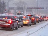 Столичные дороги превратились в четверг в "снежный ад" для автомобилистов, и ситуация продолжает ухудшаться