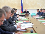 Премьер Владимир Путин на заседание президиума правительства в четверг объявил собравшимся, что двое их общих коллег переходят на другую работу