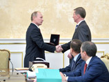 Поблагодарив коллег за конструктивную работу на их прежнем месте, глава правительства вручил двум теперь уже бывшим вице-премьерам Медали Столыпина