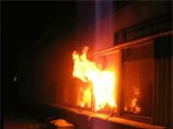 В интернете появилось видео с поджогом офиса "Единой России" на шоссе Энтузиастов в столице В интернете появилось видео с поджогом офиса "Единой России" на шоссе Энтузиастов в столице