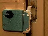 Женщина стала звонить своей дочери на мобильный телефон, и при этом слышала, что телефон находится в квартире. Однако на звонки никто не отвечал. В связи с этим женщина попросила соседа взломать дверь Женщина стала звонить своей дочери на мобильный телефон, и при этом слышала, что телефон находится в квартире. Однако на звонки никто не отвечал. В связи с этим женщина попросила соседа взломать дверь