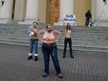19 декабря, в годовщину массового протеста в Минске против переизбрания президентом Александра Лукашенко, "femenистки" провели у здания КГБ в белорусской столице топлесс-акцию против действующего в стране режима 19 декабря, в годовщину массового протеста в Минске против переизбрания президентом Александра Лукашенко, "femenистки" провели у здания КГБ в белорусской столице топлесс-акцию против действующего в стране режима