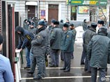 Там дежурят усиленные наряды полиции, сотрудники ОМОН. Обстановка на проспекте спокойная, идет подготовка к акции Там дежурят усиленные наряды полиции, сотрудники ОМОН. Обстановка на проспекте спокойная, идет подготовка к акции