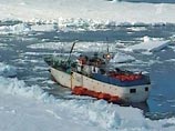Продвижение к терпящему бедствие кораблю заняло неделю из-за того, что российский траулер находится в огромной полынье, окруженной толстыми льдами