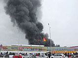 Пожарным не удается потушить горящий рынок в Екатеринбурге