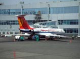 Ту-134 оторвало крыло при жесткой посадке в аэропорту Оша. Людей спасали из горящего самолета