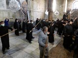 В Вифлееме палестинская полиция дубинками разнимала подравшихся "божьих людей" В Вифлееме палестинская полиция дубинками разнимала подравшихся "божьих людей"