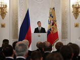 О возможности возвращения одномандатников Медведев упомянул в прошлом месяце, отметив в качестве условия их выдвижение партией. В Послании президент высказался на эту тему настолько неопределенно