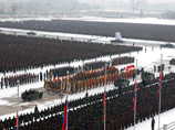 На некоторых фотографиях с похорон северокорейского лидера Ким Чен Ира хорошо виден стоящий в последнем ряду солдат, который выше остальных в два раза