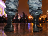 Сотрудники петербургской полиции в субботу вечером стянули дополнительные силы к Гостиному двору, где, как ожидается, пройдет несанкционированная акция оппозиционеров в защиту 31-й статьи Конституции