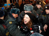 Полиция задержала несколько человек, пришедших на несанкционированную властями Москвы оппозиционную акцию "Стратегии 31" на Триумфальной площади