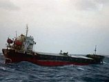 Аварийный рефрижератор, на борту которого находится 500 с лишним тонн рыбы, выдержал ночной удар шторма и остался на плаву близ острова Кунашир