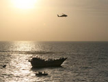 К судну был направлен вертолет с американского корабля Mobile Bay