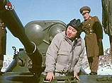 В фильме показывается, как Ким Чен Ын инспектирует войска, управляет танком и посещает военные заводы