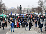 Около 100 человек собрались в воскресенье на Болотной площади, чтобы принять участие в митинге незарегистрированного движения "Воля" против результатов выборов в Госдуму